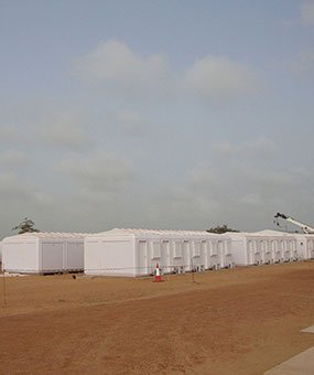 Installasjon av Modulære Administrasjons Hytter, som ble fullført i Senegal